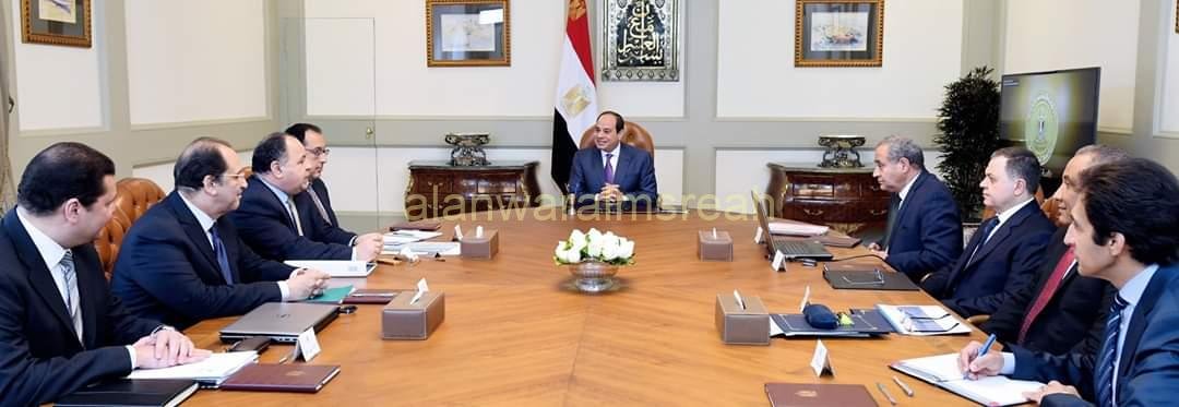 اجتمع السيد الرئيس عبد الفتاح السيسي اليوم مع الدكتور مصطفى مدبولي رئيس مجلس الوزراء، والسادة وزراء التموين والتجارة الداخلية، والمالية، والداخلية، والسيد رئيس المخابرات العامة، والسيد رئيس هيئة الرقابة الإدارية، والسيد نائب وزير المالية للخزانة العامة.