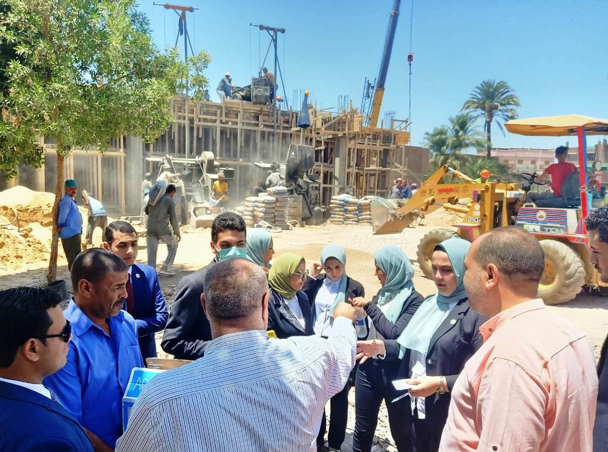 ضمن فعاليات مبادرة ” من حقك تعرف ”  أعضاء “برلمان الشباب” بسوهاج يتفقدون مشروعات ” حياة كريمة ” بمركز دار السلام