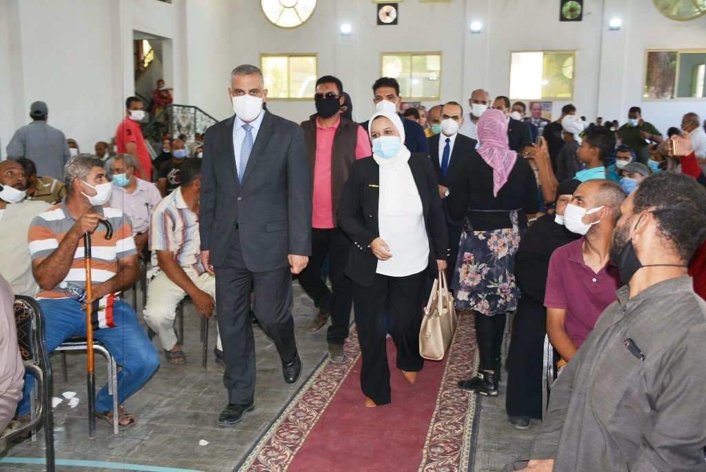 محافظ سوهاج يتفقد فعاليات القافلة الطبية لتطعيم الأشخاص ذوي الإعاقة ضد فيروس كورونا.