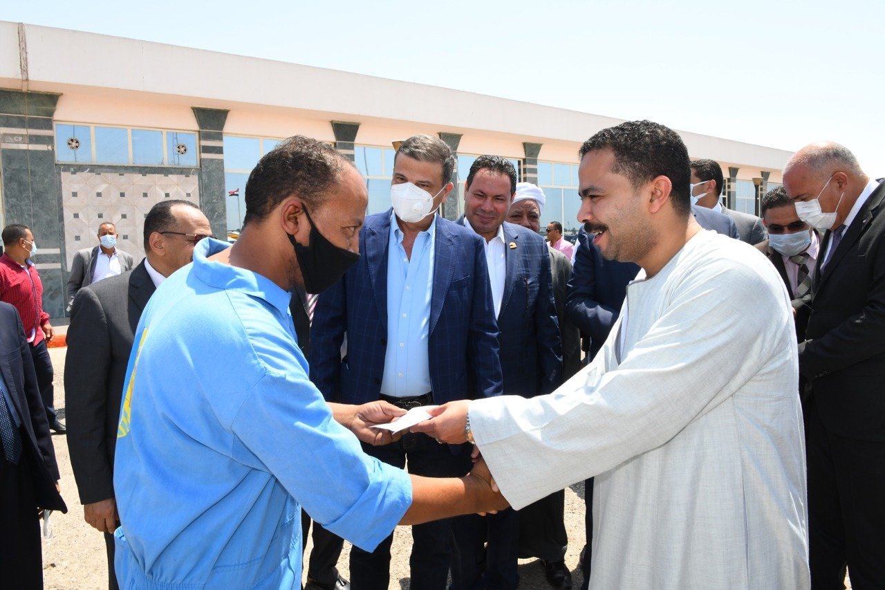 ضمن مبادرة إحلال سيارات الكبود إلى ميكروباص .. القصير والداودي يسلمان بونات تموين مجانية لـ ١٢ سائق بقنا