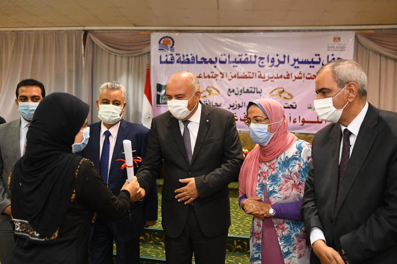 أشرف الداودي محافظ قنا، يسلم جهاز عرائس لـ 89 فتاة من المقبلات على الزواج.