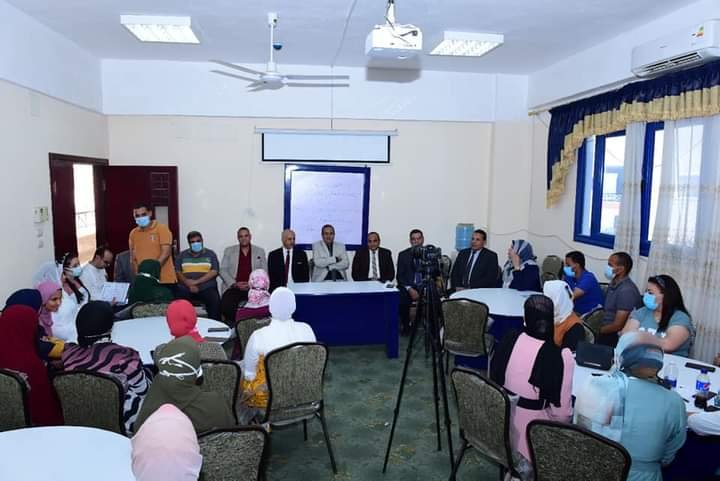 جامعة سوهاج تكرم 36 طالب بكلية التربية لإجتيازهم الدورة التدريبية لمحو الامية