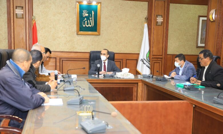 نائب محافظ سوهاج يعقد اجتماعا مع لجنة استرداد أراضي أملاك الدولة