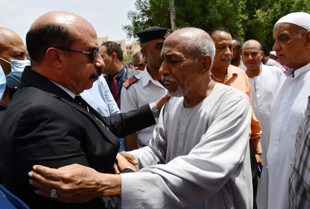 محافظ أسوان يتقدم الجنازة العسكرية لتوديع الشهيد البطل النقيب مصطفى علام .. ويقدم تعازيه لأسرته .. ويؤكد على أن مصر تفتخر بكل شهدائها الأبطال
