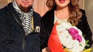 محمود حجاج يداعب الإعلامية مادلين طبر علي الهواء ببوكية ورد