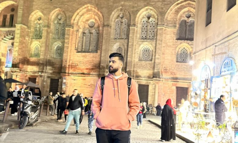 لاعب الكره العماني عبدالله البلوشي في جولة سياحية بالقاهرة