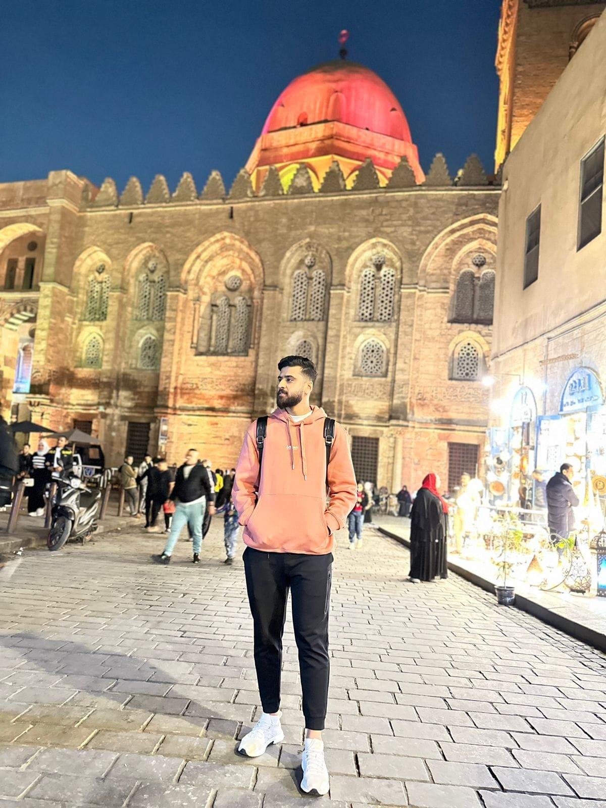لاعب الكره العماني عبدالله البلوشي في جولة سياحية بالقاهرة
