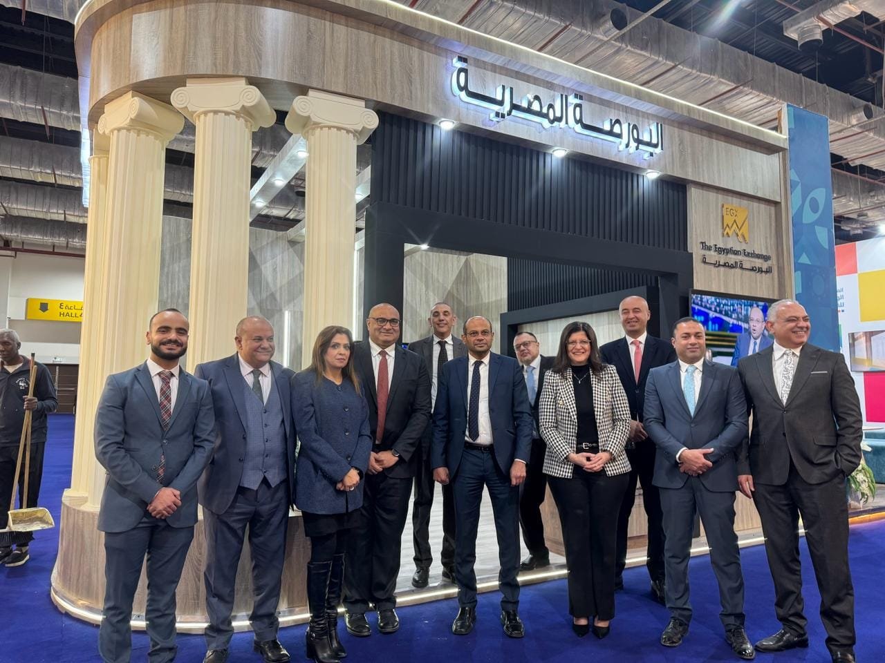 رئيس مجلس الوزراء يتفقد جناح البورصة المصرية