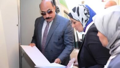 محافظ أسوان يتفقد الفرق الطبية من العيادات المتنقلة والإسعاف
