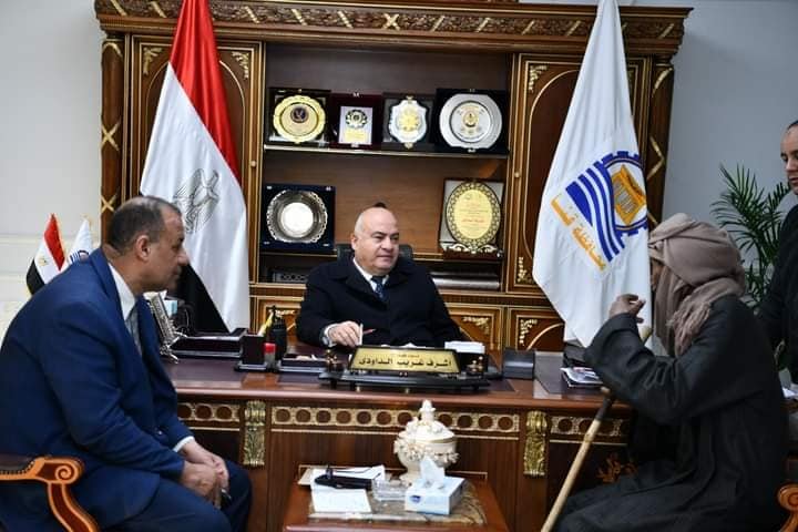 محافظ قنا يواصل استقبال المواطنين بمكتبه لبحث شكواهم