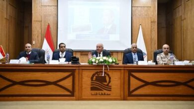 خلال الاجتماع الدورى .. محافظ قنا يستعرض الموفف التنفيذى لمشروعات حياة كريمة