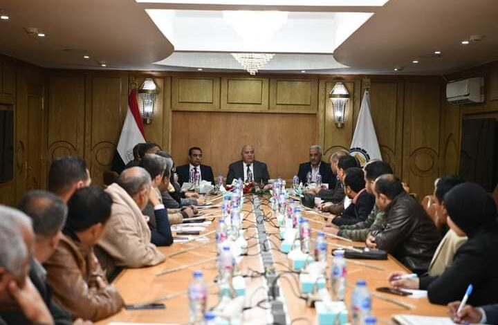 محافظ قنا يتابع