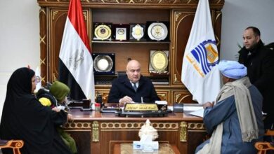 محافظ قنا يواصل استقبال المواطنين يوميا بمكتبه لبحث شكواهم