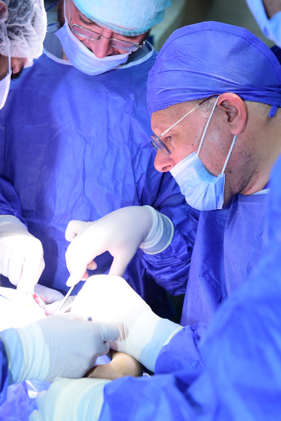 رئيس جامعة سوهاج يجري عملية جراحية دقيقة استغرقت ٩ ساعات لطفلة مصابة بشلل ولادي