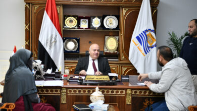 محافظ قنا يواصل استقبال المواطنين يوميا بمكتبه لبحث شكواهم