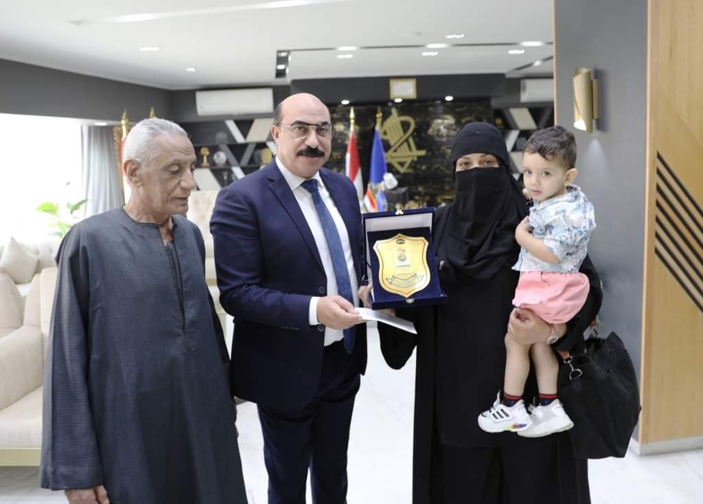 فى لفتة إنسانية وأبوية .. محافظ أسوان يكرم أسر عاملين وافتهم المنية عرفاناً بتفانيهم فى عملهم بجد وإخلاص