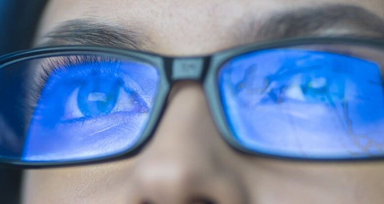 هل يمكن لتمارين العين تحسين رؤيتك؟ خبير يكشف الحقيقة