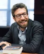 مراجعة احتلال مصر: الاقتصاد الاستعماري وأزمات الرأسمالية مصر:إيهاب محمد زايد في عام 1901، كتب ليانج تشي تشاو، وهو صحفي صيني بارز، مقالًا بعنوان "القواعد الجديدة لتدمير البلدان" ("Mieguo xinfan lun"). وقد عرض فيه ما فهمه من أنماط الهيمنة الاستعمارية الإمبريالية الأوروبية الأمريكية على العالم في القرن التاسع عشر والتي انجذبت إليها الصين. مصر هي الأولى من بين خمسة أمثلة استشهد بها لشعب ودولة سحقتهما هذه "القواعد الجديدة". ولم يكن هناك غزو عسكري بسيط أو احتلال مدمر، بل إن القواعد الجديدة سارت وفق منطق أكثر دقة. ووفقا لليانج، فقد أدخل المستشارون الماليون الإنجليز أنفسهم في البلاط المصري، مما دفع الدولة إلى مدينتها بالكامل لدرجة أن المصرفيين الدوليين تمكنوا من تولي زمام الأمور من الداخل. شكل هذا النمط العبقري من الهيمنة ما أسماه ليانج "التقطيع بلا شكل"، والذي يصعب اكتشافه أثناء تقدمه، ويعلن عن نفسه فجأة بمجرد حدوثه. وبدون توضيح ذلك، كان ليانج يضع نظرية لظهور الرأسمالية المالية في علاقتها بالاستعمار، وفي قلبها مصر. بشكل منفصل، كان لينين يكتب أطروحته الثورية "ما يجب القيام به" ("Shto delats"). وفي إدانة حادة لما أسماه "الاقتصادوية"، أصر لينين على أن التحليل السياسي والاقتصادي المتشابك هو وحده القادر على إعادة توجيه نضال العمال الروس العفوي الذي كان يقتصر حتى الآن على الاهتمامات الاقتصادية. لقد كانت الاقتصادوية خطأ تصنيف البروليتاريا على أنها مجرد طبقة منتجة، يمكن تخفيف مشاكلها من خلال الإصلاح الاقتصادي وحده. كان اقتراح لينين أكثر جذرية: أنه لا يمكن فصل الاقتصاد عن النضال السياسي، وأن البروليتاريا هي الطبقة التي جسدت هذا المبدأ التاريخي المجرد والملموس. يتناول كتاب آرون جاكس "احتلال مصر" العلاقة بين الهيمنة الإمبريالية من خلال أمولة الرأسمالية في المستعمرات والاقتصاد كأسلوب تحليلي أحادي الجانب في سرده الشامل للاحتلال البريطاني لمصر من عام 1882 إلى عام 1914. وفي مقدمة توضيحية، يضع جاكس الاحتلال في سياق المناقشات الفكرية حول طبيعة الأزمات الرأسمالية في منتصف وأواخر القرن التاسع عشر. الأزمات التي تم إنتاجها في العاصمة، تم حلها تحليليًا وعمليًا من خلال نير المستعمرات كأماكن منتجة والمستعمرين كهيئات عاملة ومتميزة ثقافيًا/عنصريًا أخرى للمخاوف الحضرية بشأن الإمبراطورية. تطلب هذا النير فصل التحليل الاقتصادي عن التحليل السياسي، مما جعل مصر "مختبرًا لتسوية تلك المسائل الكبرى المتعلقة بالإمبراطورية" (25). وكما يؤكد جايكس، لا يمكن قراءة المناقشات على أنها مجرد تبرير يخدم المصالح الذاتية، لأنها حددت اتجاهًا جديدًا للرأسمالية المالية العالمية والحكم الاستعماري. لم يكن المصريون متلقين سلبيين للفكر البريطاني. وبدلاً من ذلك، مع تزايد انشغال الحكومة الاستعمارية البريطانية بالاقتصاد باعتباره المقياس الوحيد للنجاح، أصبح المصريون أكثر صوتًا بشأن السياسة وتجارب الاحتلال الحياتية. من خلال إعادة صياغة الديناميكية الثابتة للقومية كرد فعل صارم على الضائقة المالية، يبث جاكيس حياة جديدة في التفكير القومي الناشئ كجهد معقد مستدام لفهم ظروف الحياة التي لا يمكن تقسيمها بدقة إلى مجالات اقتصادية وغير اقتصادية والاستجابة لها. وكما هو الحال مع جميع القوميات في تلك الحقبة (وما بعدها)، فإن الاعتقاد بأن السيطرة السياسية المحلية يمكن أن تحل الأزمات الرأسمالية كان خطأً، حيث بحلول العشرينيات من القرن العشرين، كانت مصر قد انجذبت إلى "مجموعة من التبعيات التي تجاوزت منذ فترة طويلة المؤسسات الخاصة". استعمارية أو غير ذلك، هي التي حركتها أولاً" (30). هذه النتيجة لا تبطل العقود السابقة من الاعتراف والنضال. إن إحداثيات جاكس النظرية مألوفة – بنديكت أندرسون، وتيموثي ميتشل، وأندرو سارتوري، وآخرين. وبينما يبني على رؤاهم، فإن منهجه ينتقد فكرة أن القومية هي دائمًا مجرد مشتقة من التفكير الاستعماري. وبدلاً من ذلك، يبرز جاكس إبداع المفكرين المصريين ويوضح أنهم، أثناء تعاملهم مع الفكر الاستعماري، ظلوا ماديين بلا هوادة في اهتمامهم بالمشاكل اليومية المتعلقة بسبل العيش والبقاء. ترسم الفصول الثلاثة الأولى الترتيبات المؤسسية والخطابية للاحتلال منذ أربعينيات القرن التاسع عشر وحتى أوائل القرن العشرين. وكما يوضح جاكس، كان الهدف الأصلي للحكم الاستعماري البريطاني هو تعزيز إنتاجية المزارعين أصحاب الحيازات الصغيرة من خلال ربط تحولهم القسري إلى زراعة القطن من أجل التصدير. أو إلى السوق العالمية واستثمار رأس المال/المضاربة. كان هدف البنية التحتية الأصلي هذا مدعومًا بتبرير خطابي مفاده أن البريطانيين كانوا يخلصون مصر من الاستبداد (الشرقي) القديم لصالح إرساء أسس الحكم الليبرالي، حيث يعمل الأخير على تأمين وتسهيل الاستخراج المالي الذي ترتبط به الليبرالية حتماً. إن إعادة الهيكلة البريطانية للفضاء الريفي والعلاقات الاجتماعية الزراعية، التي عملت بالتنسيق مع مبادرات النخبة المصرية، قيدت بشدة مجال المناورة للفلاحين المصريين، الذين استخدموا منذ فترة طويلة اختراق العلاقات بين الأرض والملكية والعمل والسلطة لتحقيق مكاسب. مهما كانت المزايا التي يمكنهم الحصول عليها. أصبح الفلاحون الآن متماسكين بقوة في مكانهم، وعندما اندلعت الأزمة الرأسمالية، تركتهم مديونيتهم ​​بلا دفاع نسبيا. وبحلول عام 1905، كان الرخاء السطحي يخفي السخط المزعج على التنمية الاقتصادية، ولكن أيضًا على الشرعية الاستعمارية. في الفصل الرابع، يوثق جاكس كيف اعترف الصحفي المصري أحمد حلمي بالخطاب البريطاني عن التنمية باعتباره "خطابًا ذهبيًا" خلق واقعًا اقتصاديًا دون مراعاة التعقيد الذي يعيشه المصريون الفعليون. وكما يقول جاكس: "على الرغم من سيطرة الاحتلال على وسائل التمثيل، إلا أن المشاعر والتجارب المشتركة للشعب المصري كانت غير قابلة للاختزال في الرسوم البيانية والجداول التي تزين صفحات تقارير كرومر السنوية" (118). ومن خلال مقارنة الفقر في مصر بالفقر الذي أنتجته بريطانيا في أيرلندا، على سبيل المثال، تبين أن الازدهار الاقتصادي المتمثل في الاستثمار الرأسمالي المتدفق كان بمثابة آلية لتراكم الثروة لصالح قِلة من الناس. لم يكتف حلمي وآخرون بملاحظة الفجوة بين الخطابة والواقع، فقاموا بتحليل البنى التحتية الاستعمارية للتمويل والائتمان، وأسعار الأراضي وزراعة القطن، لفهم العلاقة بين تقلب استثمار رأس المال والحاجة الدائمة للبقاء. وكانت حادثة دنشواي عام 1906، عندما انخرط الجنود البريطانيون والفلاحون المصريون في مواجهة مميتة، إحدى نتائج هذا الصدام. وفي أعقاب ذلك، اعتبرت الصحافة البريطانية والمتحالفة معها المصريين "إرهابيين" و"متعصبين" و"أمة ناكرة للجميل" (133)؛ وبالنسبة للمصريين الغاضبين بشكل متزايد، كان البريطانيون هم الإرهابيون، وحاملو الظلم، والمتسلطون والمسيطرون، وصانعو المعاناة والخوف والفقر أينما تجولوا. لكن طبيعة الأزمة ظلت مشوشة: هل كانت الأرض؟ ائتمان؟ الوصول إلى الأسواق؟ دَين؟ عفوية أم طال أمدها؟ يوضح تفسير جاكس أن الأزمة المتعددة الأوجه كانت مرتبطة في المقام الأول بـ "التكتونيات المالية" المعولمة في أوائل القرن العشرين (146). اهتزت إمبراطورية القطن في مصر بشكل خاص بسبب الانتقال السريع من الانهيار الاقتصادي إلى الأزمة الشاملة. فإذا كانت الأزمة مالية، وكانت زمام الأمور المالية في أيدي البريطانيين، فمن الواضح أن المصريين سيحتاجون إلى الاستيلاء على زمام المبادرة. وفي نهاية المطاف، كان للأزمة المالية آثار في العالم الحقيقي: ارتفاع الإيجارات، وانخفاض الأجور، وجفاف الائتمان، وتضخم الأسعار، وذبول الإنتاجية، وخنق الديون، وانتشار الفقر في جميع أنحاء الفلاحين المصريين المزدهرين ظاهرياً. وخطا القوميون الذين اقترحوا التعاونيات الريفية كحصون ضد السوق العالمية والذين كان طموحهم الكبير هو "إنشاء مؤسسات من شأنها تجميع رأس المال الجماعي للجمهور المصري والسماح له بالنمو داخل حدود البلاد" (163). سيستمر هذا الاستقلال التعاوني في الاعتماد على القطن المزروع للتصدير. وسرعان ما تبع ذلك حركات من أجل الحكم الذاتي، مع مطالبات بوضع دستور، وإزالة بريطانيا، واستقلال مصر. الاضطرابات في الإمبراطورية العثمانية، وبالتحديد ثورة تركيا الفتاة، أعطت زخما للاضطرابات المصرية. بالنسبة للبريطانيين، تم تفسير الاضطرابات من خلال المنطق الاقتصادي. ومع ذلك، كانت السياسة الجماهيرية تلوح في الأفق. تمثل الأعوام من 1908 إلى 1910 لحظة ظرفية، في رواية جاكس، عندما وصل الاضطراب الاقتصادي والسياسي والفكري والاجتماعي إلى ذروته الشعبية. لقد أخذ تشكيل الأحزاب السياسية العديدة في مصر في الاعتبار التشابكات الاقتصادية والسياسية. اندفع العمال الحضريون إلى النشاط السياسي؛ وتضاعفت الإضرابات والنقابات. وكانت هذه السياسات تميل بشكل شبه عالمي نحو الحجج القومية المطالبة بالسيادة، متجنبة الحجج البريطانية التعويضية القائلة بأن الحكم الاستعماري وحده هو القادر على التعامل مع الضائقة الاقتصادية. وبحلول الفترة من 1912 إلى 1914، كان تخلف أصحاب الحيازات الصغيرة المصريين عن السداد يدحض الادعاء البريطاني. إن حقيقة أن الاقتصاد البريطاني كان قادراً على جلب الرخاء أو غير قادر على جلبه ــ بل لقد أدى إلى اتساع فجوة التفاوت بين الناس وشل حركة الفلاحين من أصحاب الحيازات الصغيرة ــ أسفرت عن منطق عنصري حول "الافتقار" المصري إلى التعليقات البريطانية ومنطق سياسي مناهض لبريطانيا بين المصريين. تم تمييز جميع المصريين بغض النظر عن طبقتهم عنصريًا من قبل بريطانيا، مما جعل الحجة القومية حول الحكم الذاتي معقولة للغاية. وقد أخضع شعراء الوحدة الوطنية المناهضون للاستعمار الجدد، مثل عبد الرحمن الرافعي، الاقتصادوية لنقد صارم، بينما نقلوا التحرر من السوق الليبرالية والعمل المأجور إلى ظهور الدولة المستقلة. وعندما كشفت نهاية الحرب عن نطاق وجشع عمليات الاستيلاء البريطانية وعمليات الاستخراج من مصر، كانت الظروف الملائمة للحركة الثورية في عام 1919 مهيأة جيدًا بالفعل. في عرضه النظري والتجريبي للعلاقة بين الحكم الاستعماري والاقتصاد، يذهب هذا الكتاب الطموح إلى ما هو أبعد من دراسات الشرق الأوسط. إنه يدور حول الهياكل العالمية الحديثة للهيمنة والتبعية التي حدثت في ومن خلال تجسيد العلاقات الرأسمالية في جميع أنحاء العالم في القرنين التاسع عشر والعشرين. هذا التاريخ مضى، لكنه لم ينته. وتستمر هذه الهياكل ــ التي أعيد تشكيلها على نحو مستمر على مدى القرن الماضي ــ في تشكيل عالمنا، وإن كان ذلك الآن مع انضمام الصين إلى الحركة العالمية نحو "التقطيع بلا شكل" ومع تشبث الاقتصاد بالثقافة في خطاب سام أكثر من أي وقت مضى. في التنقيب في ماضي مصر، يساهم كتاب جاكس بشكل كبير في هذا النقد لحاضرنا. المصدر: ريبيكا إي كارل آرون جي جايكس، احتلال مصر: الاقتصاد الاستعماري وأزمات الرأسمالية (ستانفورد، كاليفورنيا: مطبعة جامعة ستانفورد، 2020).