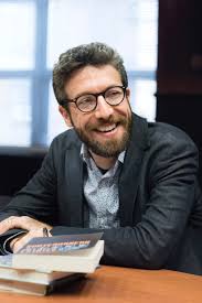 مراجعة احتلال مصر: الاقتصاد الاستعماري وأزمات الرأسمالية مصر:إيهاب محمد زايد في عام 1901، كتب ليانج تشي تشاو، وهو صحفي صيني بارز، مقالًا بعنوان "القواعد الجديدة لتدمير البلدان" ("Mieguo xinfan lun"). وقد عرض فيه ما فهمه من أنماط الهيمنة الاستعمارية الإمبريالية الأوروبية الأمريكية على العالم في القرن التاسع عشر والتي انجذبت إليها الصين. مصر هي الأولى من بين خمسة أمثلة استشهد بها لشعب ودولة سحقتهما هذه "القواعد الجديدة". ولم يكن هناك غزو عسكري بسيط أو احتلال مدمر، بل إن القواعد الجديدة سارت وفق منطق أكثر دقة. ووفقا لليانج، فقد أدخل المستشارون الماليون الإنجليز أنفسهم في البلاط المصري، مما دفع الدولة إلى مدينتها بالكامل لدرجة أن المصرفيين الدوليين تمكنوا من تولي زمام الأمور من الداخل. شكل هذا النمط العبقري من الهيمنة ما أسماه ليانج "التقطيع بلا شكل"، والذي يصعب اكتشافه أثناء تقدمه، ويعلن عن نفسه فجأة بمجرد حدوثه. وبدون توضيح ذلك، كان ليانج يضع نظرية لظهور الرأسمالية المالية في علاقتها بالاستعمار، وفي قلبها مصر. بشكل منفصل، كان لينين يكتب أطروحته الثورية "ما يجب القيام به" ("Shto delats"). وفي إدانة حادة لما أسماه "الاقتصادوية"، أصر لينين على أن التحليل السياسي والاقتصادي المتشابك هو وحده القادر على إعادة توجيه نضال العمال الروس العفوي الذي كان يقتصر حتى الآن على الاهتمامات الاقتصادية. لقد كانت الاقتصادوية خطأ تصنيف البروليتاريا على أنها مجرد طبقة منتجة، يمكن تخفيف مشاكلها من خلال الإصلاح الاقتصادي وحده. كان اقتراح لينين أكثر جذرية: أنه لا يمكن فصل الاقتصاد عن النضال السياسي، وأن البروليتاريا هي الطبقة التي جسدت هذا المبدأ التاريخي المجرد والملموس. يتناول كتاب آرون جاكس "احتلال مصر" العلاقة بين الهيمنة الإمبريالية من خلال أمولة الرأسمالية في المستعمرات والاقتصاد كأسلوب تحليلي أحادي الجانب في سرده الشامل للاحتلال البريطاني لمصر من عام 1882 إلى عام 1914. وفي مقدمة توضيحية، يضع جاكس الاحتلال في سياق المناقشات الفكرية حول طبيعة الأزمات الرأسمالية في منتصف وأواخر القرن التاسع عشر. الأزمات التي تم إنتاجها في العاصمة، تم حلها تحليليًا وعمليًا من خلال نير المستعمرات كأماكن منتجة والمستعمرين كهيئات عاملة ومتميزة ثقافيًا/عنصريًا أخرى للمخاوف الحضرية بشأن الإمبراطورية. تطلب هذا النير فصل التحليل الاقتصادي عن التحليل السياسي، مما جعل مصر "مختبرًا لتسوية تلك المسائل الكبرى المتعلقة بالإمبراطورية" (25). وكما يؤكد جايكس، لا يمكن قراءة المناقشات على أنها مجرد تبرير يخدم المصالح الذاتية، لأنها حددت اتجاهًا جديدًا للرأسمالية المالية العالمية والحكم الاستعماري. لم يكن المصريون متلقين سلبيين للفكر البريطاني. وبدلاً من ذلك، مع تزايد انشغال الحكومة الاستعمارية البريطانية بالاقتصاد باعتباره المقياس الوحيد للنجاح، أصبح المصريون أكثر صوتًا بشأن السياسة وتجارب الاحتلال الحياتية. من خلال إعادة صياغة الديناميكية الثابتة للقومية كرد فعل صارم على الضائقة المالية، يبث جاكيس حياة جديدة في التفكير القومي الناشئ كجهد معقد مستدام لفهم ظروف الحياة التي لا يمكن تقسيمها بدقة إلى مجالات اقتصادية وغير اقتصادية والاستجابة لها. وكما هو الحال مع جميع القوميات في تلك الحقبة (وما بعدها)، فإن الاعتقاد بأن السيطرة السياسية المحلية يمكن أن تحل الأزمات الرأسمالية كان خطأً، حيث بحلول العشرينيات من القرن العشرين، كانت مصر قد انجذبت إلى "مجموعة من التبعيات التي تجاوزت منذ فترة طويلة المؤسسات الخاصة". استعمارية أو غير ذلك، هي التي حركتها أولاً" (30). هذه النتيجة لا تبطل العقود السابقة من الاعتراف والنضال. إن إحداثيات جاكس النظرية مألوفة – بنديكت أندرسون، وتيموثي ميتشل، وأندرو سارتوري، وآخرين. وبينما يبني على رؤاهم، فإن منهجه ينتقد فكرة أن القومية هي دائمًا مجرد مشتقة من التفكير الاستعماري. وبدلاً من ذلك، يبرز جاكس إبداع المفكرين المصريين ويوضح أنهم، أثناء تعاملهم مع الفكر الاستعماري، ظلوا ماديين بلا هوادة في اهتمامهم بالمشاكل اليومية المتعلقة بسبل العيش والبقاء. ترسم الفصول الثلاثة الأولى الترتيبات المؤسسية والخطابية للاحتلال منذ أربعينيات القرن التاسع عشر وحتى أوائل القرن العشرين. وكما يوضح جاكس، كان الهدف الأصلي للحكم الاستعماري البريطاني هو تعزيز إنتاجية المزارعين أصحاب الحيازات الصغيرة من خلال ربط تحولهم القسري إلى زراعة القطن من أجل التصدير. أو إلى السوق العالمية واستثمار رأس المال/المضاربة. كان هدف البنية التحتية الأصلي هذا مدعومًا بتبرير خطابي مفاده أن البريطانيين كانوا يخلصون مصر من الاستبداد (الشرقي) القديم لصالح إرساء أسس الحكم الليبرالي، حيث يعمل الأخير على تأمين وتسهيل الاستخراج المالي الذي ترتبط به الليبرالية حتماً. إن إعادة الهيكلة البريطانية للفضاء الريفي والعلاقات الاجتماعية الزراعية، التي عملت بالتنسيق مع مبادرات النخبة المصرية، قيدت بشدة مجال المناورة للفلاحين المصريين، الذين استخدموا منذ فترة طويلة اختراق العلاقات بين الأرض والملكية والعمل والسلطة لتحقيق مكاسب. مهما كانت المزايا التي يمكنهم الحصول عليها. أصبح الفلاحون الآن متماسكين بقوة في مكانهم، وعندما اندلعت الأزمة الرأسمالية، تركتهم مديونيتهم بلا دفاع نسبيا. وبحلول عام 1905، كان الرخاء السطحي يخفي السخط المزعج على التنمية الاقتصادية، ولكن أيضًا على الشرعية الاستعمارية. في الفصل الرابع، يوثق جاكس كيف اعترف الصحفي المصري أحمد حلمي بالخطاب البريطاني عن التنمية باعتباره "خطابًا ذهبيًا" خلق واقعًا اقتصاديًا دون مراعاة التعقيد الذي يعيشه المصريون الفعليون. وكما يقول جاكس: "على الرغم من سيطرة الاحتلال على وسائل التمثيل، إلا أن المشاعر والتجارب المشتركة للشعب المصري كانت غير قابلة للاختزال في الرسوم البيانية والجداول التي تزين صفحات تقارير كرومر السنوية" (118). ومن خلال مقارنة الفقر في مصر بالفقر الذي أنتجته بريطانيا في أيرلندا، على سبيل المثال، تبين أن الازدهار الاقتصادي المتمثل في الاستثمار الرأسمالي المتدفق كان بمثابة آلية لتراكم الثروة لصالح قِلة من الناس. لم يكتف حلمي وآخرون بملاحظة الفجوة بين الخطابة والواقع، فقاموا بتحليل البنى التحتية الاستعمارية للتمويل والائتمان، وأسعار الأراضي وزراعة القطن، لفهم العلاقة بين تقلب استثمار رأس المال والحاجة الدائمة للبقاء. وكانت حادثة دنشواي عام 1906، عندما انخرط الجنود البريطانيون والفلاحون المصريون في مواجهة مميتة، إحدى نتائج هذا الصدام. وفي أعقاب ذلك، اعتبرت الصحافة البريطانية والمتحالفة معها المصريين "إرهابيين" و"متعصبين" و"أمة ناكرة للجميل" (133)؛ وبالنسبة للمصريين الغاضبين بشكل متزايد، كان البريطانيون هم الإرهابيون، وحاملو الظلم، والمتسلطون والمسيطرون، وصانعو المعاناة والخوف والفقر أينما تجولوا. لكن طبيعة الأزمة ظلت مشوشة: هل كانت الأرض؟ ائتمان؟ الوصول إلى الأسواق؟ دَين؟ عفوية أم طال أمدها؟ يوضح تفسير جاكس أن الأزمة المتعددة الأوجه كانت مرتبطة في المقام الأول بـ "التكتونيات المالية" المعولمة في أوائل القرن العشرين (146). اهتزت إمبراطورية القطن في مصر بشكل خاص بسبب الانتقال السريع من الانهيار الاقتصادي إلى الأزمة الشاملة. فإذا كانت الأزمة مالية، وكانت زمام الأمور المالية في أيدي البريطانيين، فمن الواضح أن المصريين سيحتاجون إلى الاستيلاء على زمام المبادرة. وفي نهاية المطاف، كان للأزمة المالية آثار في العالم الحقيقي: ارتفاع الإيجارات، وانخفاض الأجور، وجفاف الائتمان، وتضخم الأسعار، وذبول الإنتاجية، وخنق الديون، وانتشار الفقر في جميع أنحاء الفلاحين المصريين المزدهرين ظاهرياً. وخطا القوميون الذين اقترحوا التعاونيات الريفية كحصون ضد السوق العالمية والذين كان طموحهم الكبير هو "إنشاء مؤسسات من شأنها تجميع رأس المال الجماعي للجمهور المصري والسماح له بالنمو داخل حدود البلاد" (163). سيستمر هذا الاستقلال التعاوني في الاعتماد على القطن المزروع للتصدير. وسرعان ما تبع ذلك حركات من أجل الحكم الذاتي، مع مطالبات بوضع دستور، وإزالة بريطانيا، واستقلال مصر. الاضطرابات في الإمبراطورية العثمانية، وبالتحديد ثورة تركيا الفتاة، أعطت زخما للاضطرابات المصرية. بالنسبة للبريطانيين، تم تفسير الاضطرابات من خلال المنطق الاقتصادي. ومع ذلك، كانت السياسة الجماهيرية تلوح في الأفق. تمثل الأعوام من 1908 إلى 1910 لحظة ظرفية، في رواية جاكس، عندما وصل الاضطراب الاقتصادي والسياسي والفكري والاجتماعي إلى ذروته الشعبية. لقد أخذ تشكيل الأحزاب السياسية العديدة في مصر في الاعتبار التشابكات الاقتصادية والسياسية. اندفع العمال الحضريون إلى النشاط السياسي؛ وتضاعفت الإضرابات والنقابات. وكانت هذه السياسات تميل بشكل شبه عالمي نحو الحجج القومية المطالبة بالسيادة، متجنبة الحجج البريطانية التعويضية القائلة بأن الحكم الاستعماري وحده هو القادر على التعامل مع الضائقة الاقتصادية. وبحلول الفترة من 1912 إلى 1914، كان تخلف أصحاب الحيازات الصغيرة المصريين عن السداد يدحض الادعاء البريطاني. إن حقيقة أن الاقتصاد البريطاني كان قادراً على جلب الرخاء أو غير قادر على جلبه ــ بل لقد أدى إلى اتساع فجوة التفاوت بين الناس وشل حركة الفلاحين من أصحاب الحيازات الصغيرة ــ أسفرت عن منطق عنصري حول "الافتقار" المصري إلى التعليقات البريطانية ومنطق سياسي مناهض لبريطانيا بين المصريين. تم تمييز جميع المصريين بغض النظر عن طبقتهم عنصريًا من قبل بريطانيا، مما جعل الحجة القومية حول الحكم الذاتي معقولة للغاية. وقد أخضع شعراء الوحدة الوطنية المناهضون للاستعمار الجدد، مثل عبد الرحمن الرافعي، الاقتصادوية لنقد صارم، بينما نقلوا التحرر من السوق الليبرالية والعمل المأجور إلى ظهور الدولة المستقلة. وعندما كشفت نهاية الحرب عن نطاق وجشع عمليات الاستيلاء البريطانية وعمليات الاستخراج من مصر، كانت الظروف الملائمة للحركة الثورية في عام 1919 مهيأة جيدًا بالفعل. في عرضه النظري والتجريبي للعلاقة بين الحكم الاستعماري والاقتصاد، يذهب هذا الكتاب الطموح إلى ما هو أبعد من دراسات الشرق الأوسط. إنه يدور حول الهياكل العالمية الحديثة للهيمنة والتبعية التي حدثت في ومن خلال تجسيد العلاقات الرأسمالية في جميع أنحاء العالم في القرنين التاسع عشر والعشرين. هذا التاريخ مضى، لكنه لم ينته. وتستمر هذه الهياكل ــ التي أعيد تشكيلها على نحو مستمر على مدى القرن الماضي ــ في تشكيل عالمنا، وإن كان ذلك الآن مع انضمام الصين إلى الحركة العالمية نحو "التقطيع بلا شكل" ومع تشبث الاقتصاد بالثقافة في خطاب سام أكثر من أي وقت مضى. في التنقيب في ماضي مصر، يساهم كتاب جاكس بشكل كبير في هذا النقد لحاضرنا. المصدر: ريبيكا إي كارل آرون جي جايكس، احتلال مصر: الاقتصاد الاستعماري وأزمات الرأسمالية (ستانفورد، كاليفورنيا: مطبعة جامعة ستانفورد، 2020).