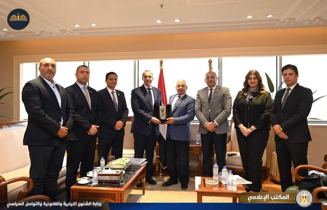 وزير الشئون النيابية والقانونية والتواصل السياسي يستقبل وفدًا من حزب “حماة الوطن”