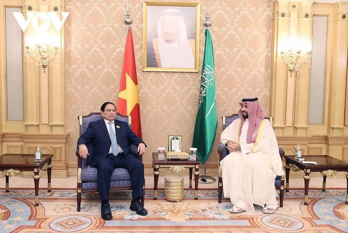 فيتنام تعزز العلاقات مع دول الشرق الأوسط التعاون من أجل التنمية المتبادلة كتب : ماهر بدر تتمتع فيتنام ودول الشرق الأوسط بعلاقات تعاون ودية تقليدية ولديها إمكانات كبيرة لتكملة بعضها البعض في التعاون الاقتصادي، وهذه أسمن مواتية للمساعدة في تعزيز وتطوير علاقات التعاون متعددة الأوجه بين الجانبين في السنوات الأخيرة بشكل مستمر وفي السنوات الأخيرة، تشهد اقتصادات منطقة الشرق الأوسط تحولاً قوياً مع العديد من خطط التنمية الوطنية الطموحة، وتعزيز إعادة الهيكلة الاقتصادية، وتنويع مصادر الإيرادات من خلال جذب الاستثمار، فضلا عن زيادة الاستثمار في الخارج. تتمتع دول الشرق الأوسط أيضا بموقع جغرافي مناسب في ربط قارات ومناطق العالم المختلفة، وفي الوقت نفسه، تتمتع بموارد طبيعية متنوعة وغنية، خاصة النفط والغاز اللذين يتمتعان باحتياطيات رائدة في العالم وفي الوقت نفسه، بعد ما يقرب من 40 عاما من الابتكار، يتوسع حجم الاقتصاد الفيتنامي باستمرار، حيث يصل الناتج المحلي الإجمالي في عام 2023 إلى حوالي 430 مليار دولار أمريكي من حيث الحجم، يحتل اقتصاد فيتنام المرتبة الخامسة في رابطة دول جنوب شرق آسيا (أسيان) والمرتبة 35 بين أكبر 40 اقتصادًا في العالم، لتصبح الشريك التجاري رقم 22 على مستوى العالم بما في ذلك اتفاقيات التجارة (FTAS) تندمج فيتنام بشكل أعمق في الاقتصاد العالمي، وتشارك في المفاوضات وتوقع 17 اتفاقية تجارة حرة والشاملة الاتفاقية التقدمية للشراكة عبر (EVFTA) الحرة من الجيل الجديد مثل اتفاقية التجارة الحرة بين فيتنام وفيتنام والاتحاد الأوروبي وفي عملية التنمية الاقتصادية، تولى فيتنام أهمية لجذب الاستثمار الأجنبي المباشر واستخدامه بفعالية اتخذت (CPTPP) المحيط الهادي الحكومة الفيتنامية العديد من التدابير لتحسين بيئة الاستثمار، وخلق ظروف مواتية للشركات الأجنبية للاستثمار والقيام بأعمال تجارية في فيتنام وفيما يتعلق بالشؤون الخارجية، قامت فيتنام، من دولة تحت الحصار والحصار، بتوسيع وتعميق العلاقات الدبلوماسية مع 193 دولة، بما في ذلك 3 دول ذات علاقات خاصة و 6 دول شريكة استراتيجية شاملة، و 12 دولة شريكة استراتيجية و 12 دولة شريكة شاملة. وهذا يوضح أيضا وجهة النظر القائلة بأن فيتنام صديق وشريك موثوق به وعضو نشط ومسؤول في المجتمع الدولي ومع إمكانات السوق الضخمة، وآليات السياسة المواتية، والإنجازات الاجتماعية والاقتصادية المثيرة للإعجاب أصبحت فيتنام واحدة من شركاء التعاون المهمين في آسيا للدول الصينية مع أساس علاقات الصداقة التقليدية الجيدة والثقة المتبادلة ونقاط القوة والمصالح الجديدة لكلا الجانبين، لا يزال لدى فيتنام ودول الشرق الأوسط مجال كبير وإمكانات كبيرة للتعاون الخلق المزيد من سبل العيش الجانبين في العمق والجوهر مع العديد من النتائج الرائعة وخاصة تعزيز التعاون في مجالات مثل التكنولوجيا العالية والطاقة الخضراء والذكاء الاصطناعي وتكنولوجيا الحوسبة وأشباه الموصلات وتكنولوجيا المعلومات والنفط والغاز والخدمات اللوجستية والعقارات والبنية التحتية للطاقة والبنية التحتية الصناعية والمجمعات الصناعية وتطوير سوق الحلال في فيتنام ، إلى جانب تصدير السلع التي تتمتع فيتنام بنقاط قوة فيها مثل المنتجات الزراعية والمأكولات البحرية والمواد الغذائية .... والملابس والأثاث والحرف اليدوية وأجهزة الكمبيوتر والمكونات الإلكترونية وخلال هذه الفترة، شهدت العلاقات بين فيتنام ودول الشرق الأوسط بشكل عام، وعلاقات فيتنام مع الدول العربية بشكل خاص، تطورات. مثيرة للاهتمام بفضل أنشطة رئيس الوزراء الفيتنامي فام مينه تشينه والزيارات الرسمية إلى الإمارات العربية المتحدة والمملكة العربية السعودية وقطر. وهذه هي الزيارة الأولى لرئيس وزراء فيتنام إلى الإمارات وقطر بعد 15 عاما، وهي أول زيارة رسمية لرئيس الحكومة الفيتنامية إلى المملكة العربية السعودية منذ إقامة العلاقات الدبلوماسية الرسمية بين البلدين في عام 1999 وكانت الزيارات على وجه الخصوص مهم في تعزيز الثقة السياسية ورفع مستوى العلاقات بين فيتنام وهذه الدول الثلاث. كما ستخلق الزيارة زخما في تعزيز العلاقات بين فيتنام والعالم العربي بشكل عام