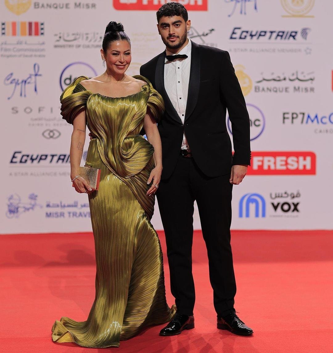 لقاء الخميسي برفقة ابنها في افتتاح مهرجان القاهرة السينمائي