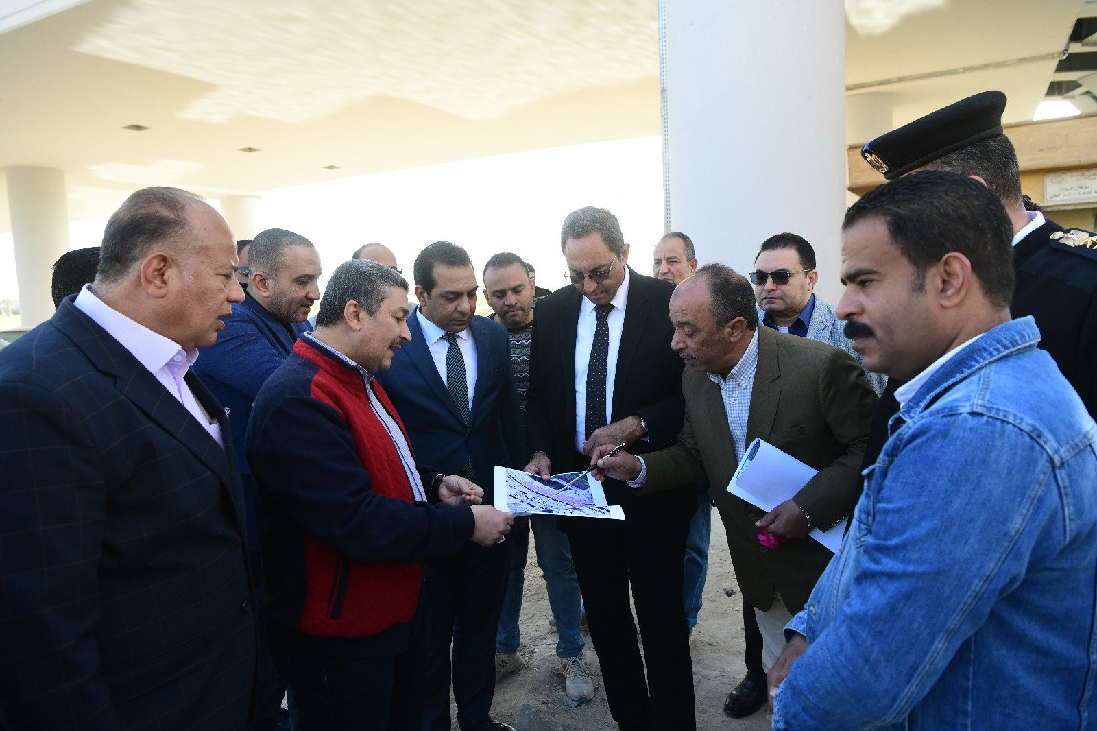 محافظ قنا يتفقد الموقع المقترح لإنشاء كوبري مشاة أعلى مزلقان الرياح لتخفيف معاناة المواطنين
