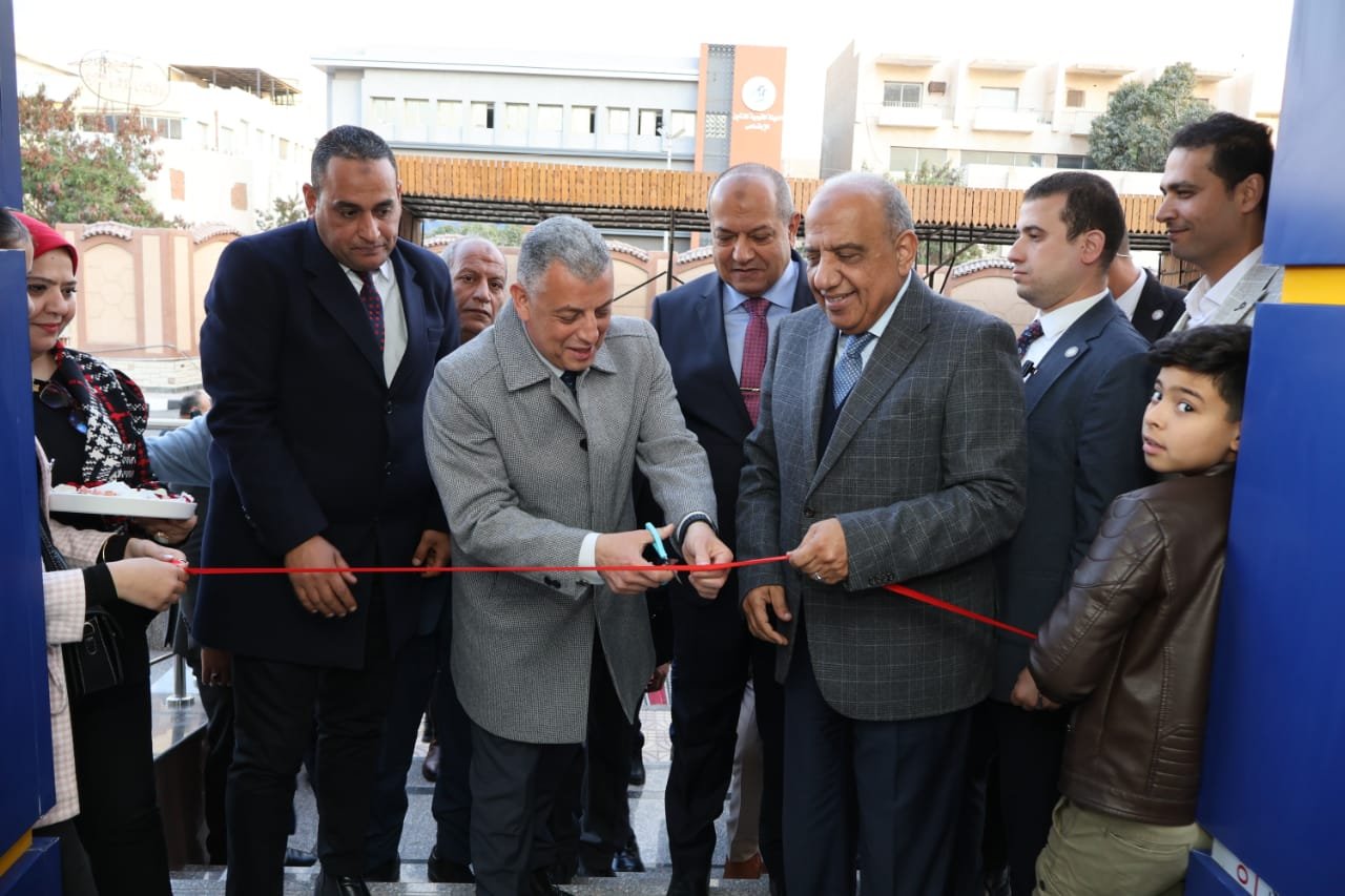 وزير الكهرباء يرافقه محافظ الإسماعيلية يفتتحان مركز البيانات التبادلي ، ومركز خدمة المستثمرين ، ومركز الطباعة والإصدار بشركة القناة لتوزيع الكهرباء