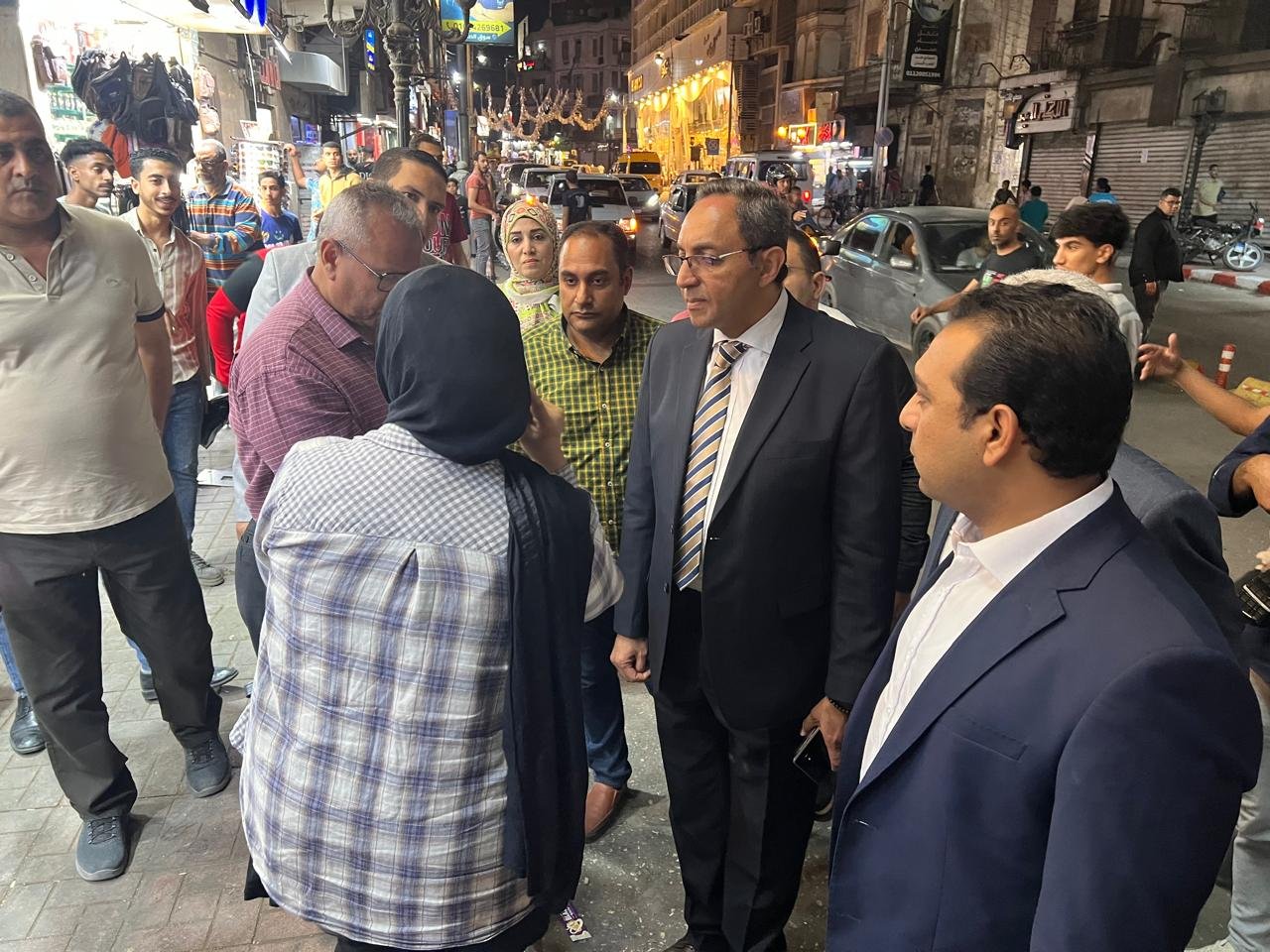 سيرا علي الأقدام .. محافظ قنا يجري جولة ميدانية لمتابعة تنفيذ قرارات تنظيم الأسواق ومد ساعات العمل بالمحال التجارية