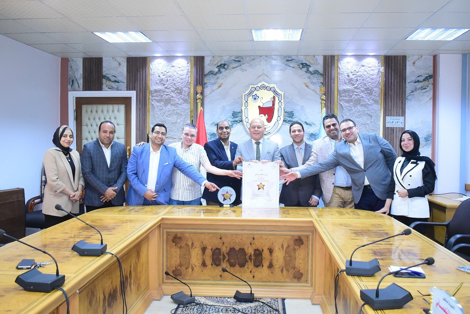 النعماني يكرم فريق عمل مستشفيات سوهاج الجامعية عقب حصولها علي وسام ودرع التمييز من وزارة التعليم العالي