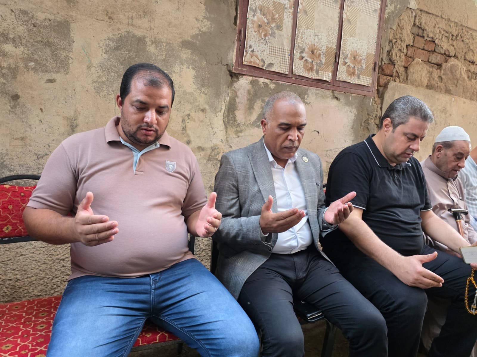 عباس صابر يؤدى واجب العزاء في الشهيد محمود أبو زيد شهيد الحفار بالبحر الأحمر
