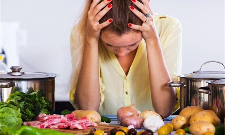 أطعمة ومشروبات قد تُفجّر نوبات الصداع النصفي.. تعرف عليها