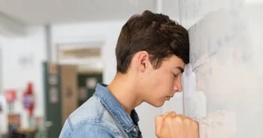 كيف تجعل المراهق يستمع إليك دون أن تشعره بالأوامر؟