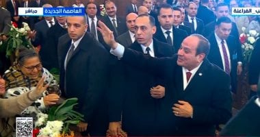 الرئيس السيسى يقدم التحية للمشاركين فى قداس عيد الميلاد