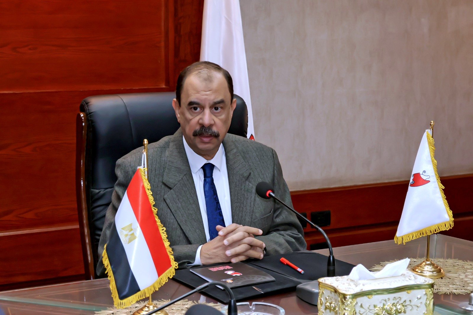 محافظ سوهاج يترأس اجتماع اللجنة الدائمة لمناهضة العنف ضد المرأة .. ويوجه بتخصيص أماكن آمنة للمعنفات على مستوى المحافظة