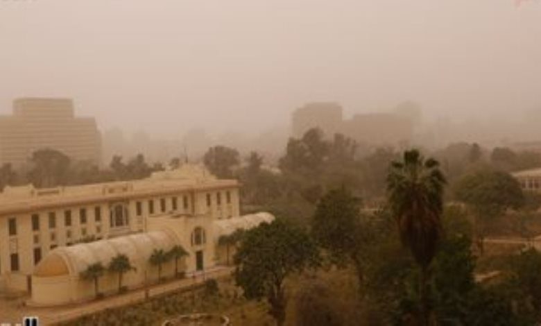 أتربة عالقة وأجواء مغبرة تغطي سماء القاهرة الكبرى والمحافظات