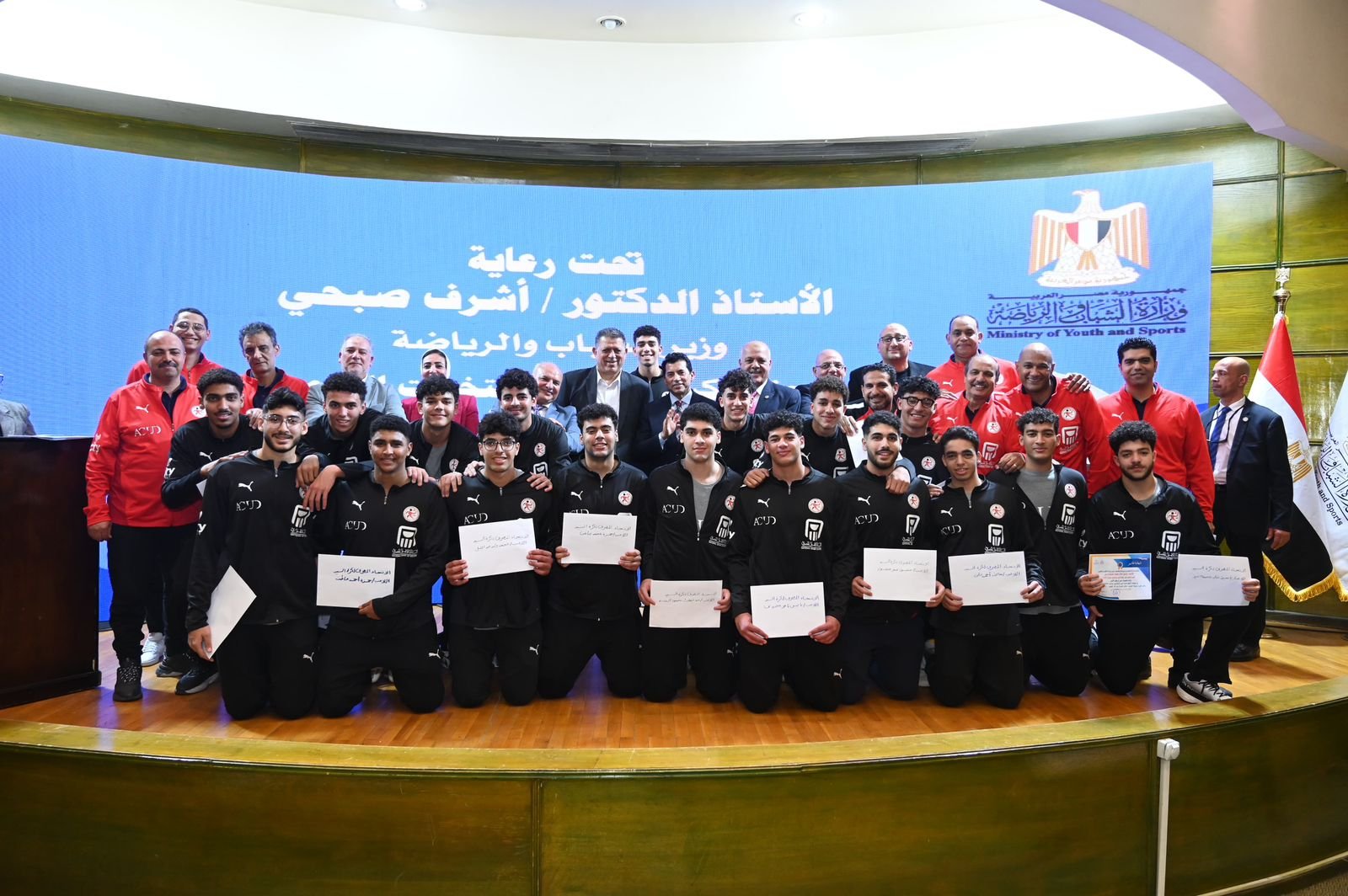 وزير الشباب والرياضة يكرم منتخب اليد مواليد 2008