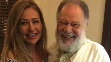 بعد حضورها الملك لير : ليلي علوى تقبل يد يحيى الفخرانى وتقدم له بوكيه ورد