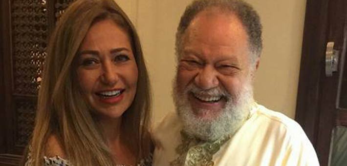 بعد حضورها الملك لير : ليلي علوى تقبل يد يحيى الفخرانى وتقدم له بوكيه ورد