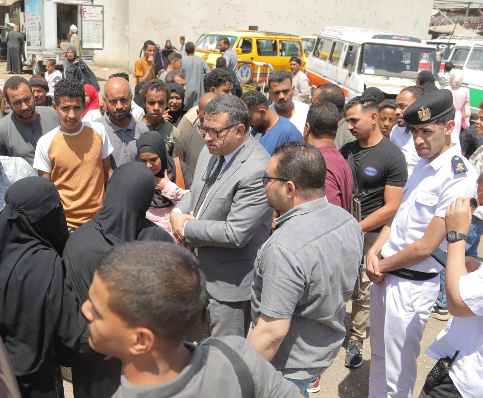 محافظ قنا يتابع مجمع المواقف ويشدد على تشغيل الطفطف حتى منتصف الليل ودراسة مد خطوط السيرفيس
